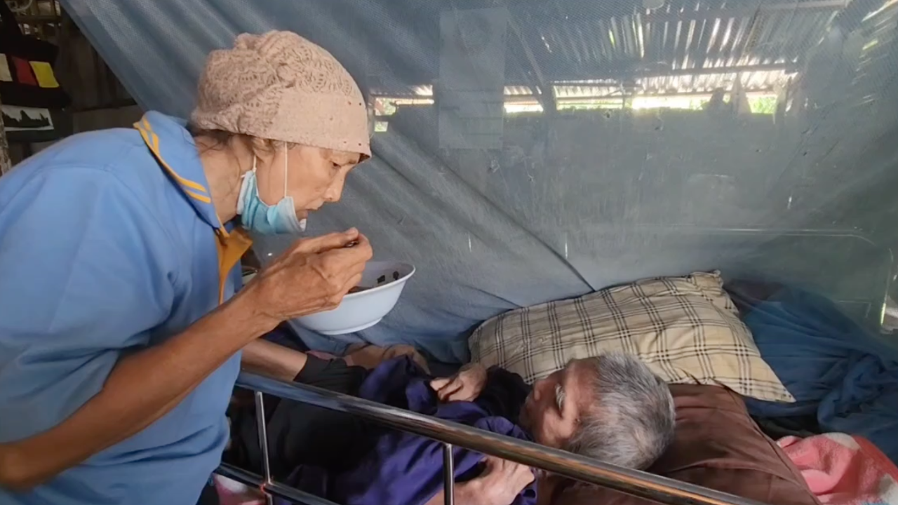 เรื่องราวรักแท้ ยายวัย 65 ดูแลสามีวัย 86 ป่วยติดเตียง ลำบากแต่มีความสุข