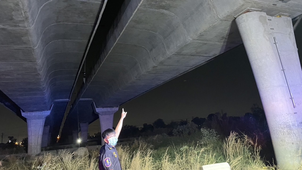 สาววัย 28 ซิ่ง จยย.ชนราวสะพาน ร่างกระเด็นดิ่ง 7 ม. กระแทกพื้นดับสยอง