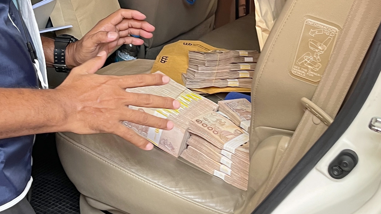 ผงะเงินสด 6.9 ล้าน ซุกฟอร์จูนเนอร์ หัวหน้าเขตราชเทวี ทุจริตเรียกรับสินบน