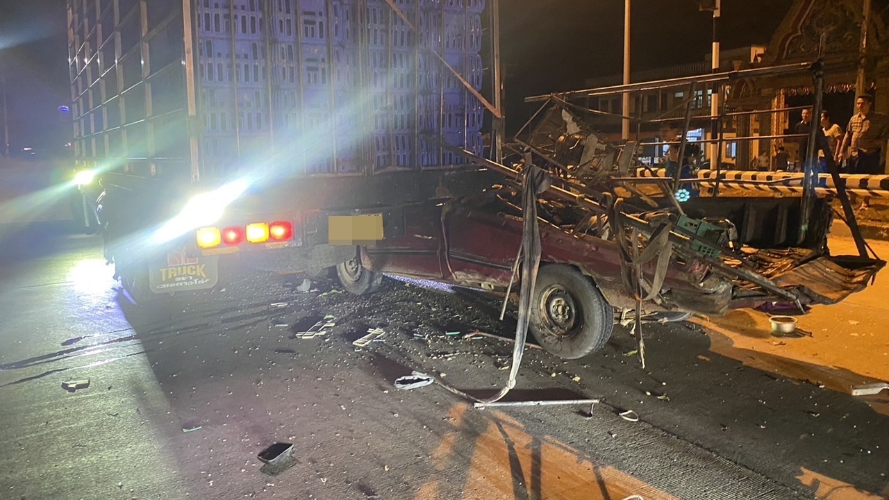 หนุ่มรอดปาฏิหาริย์ ควบกระบะชนท้ายรถบรรทุก ยุบครึ่งคันเจ็บแค่เล็กน้อย