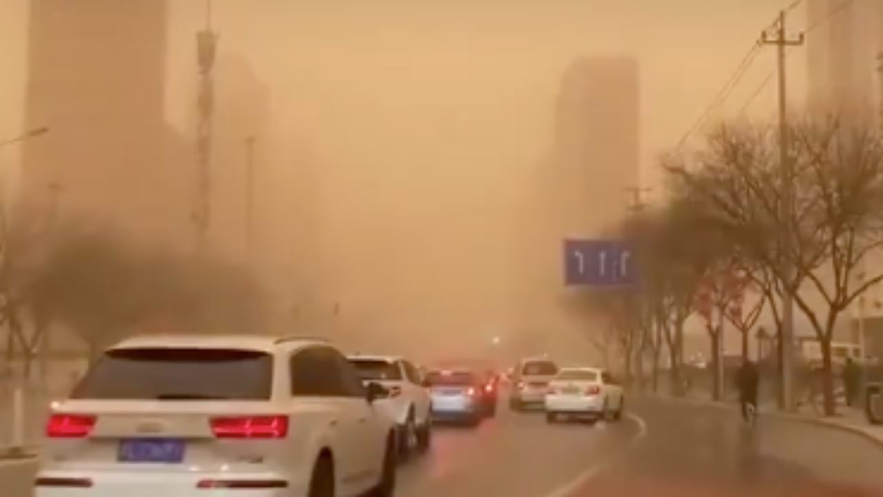 จีนเผชิญพายุฝุ่นทราย ส่งผลค่ามลพิษพุ่ง