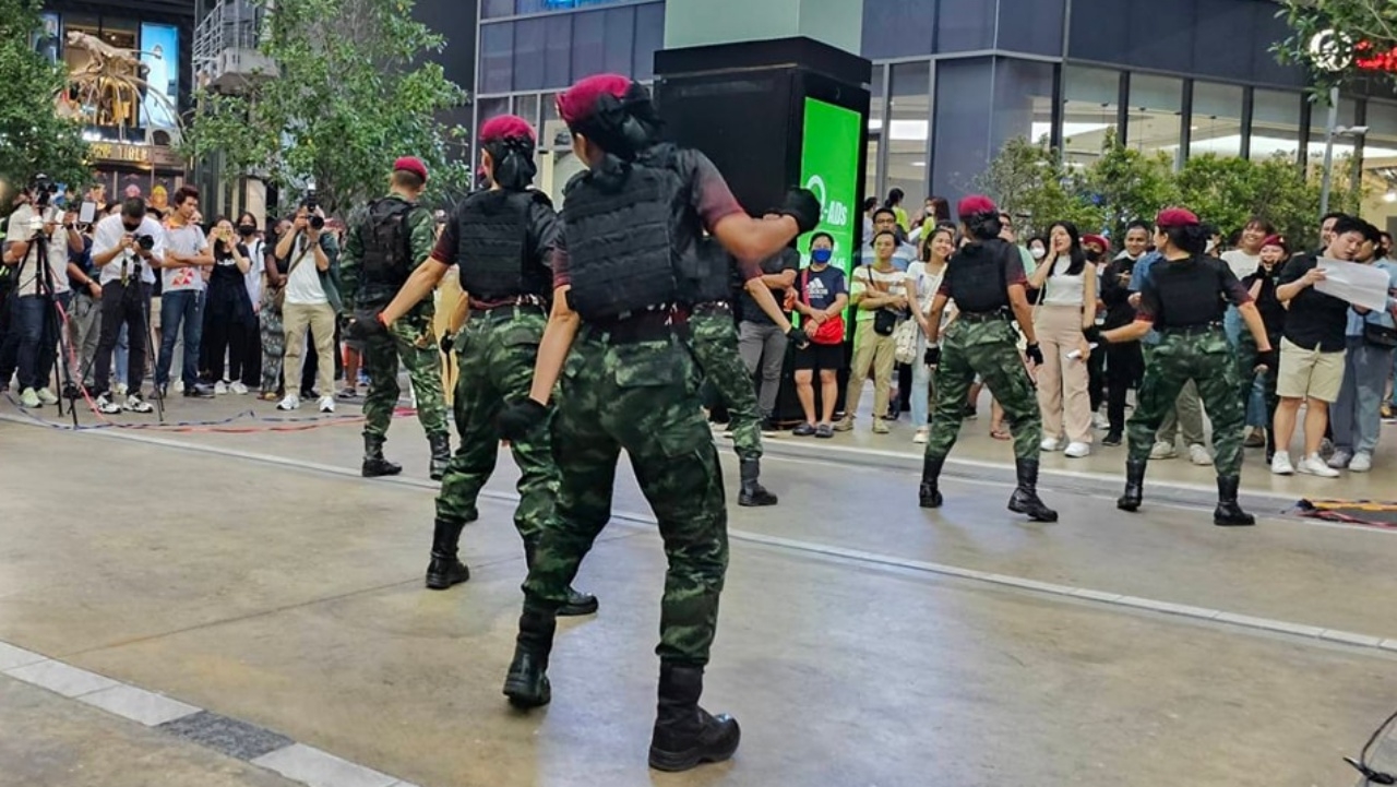 ทหารปลอมเป็นทหาร โชว์สเตปแดนซ์ k-pop กลางสยามฯ ไม่แพ้โอปป้า ออนนี่