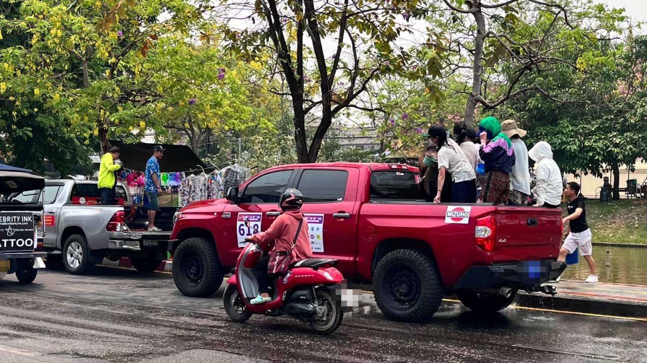 คาราวานรถนักท่องเที่ยวจีน ขับรอบคูเมืองเชียงใหม่ ร่วมเล่นสาดน้ำสงกรานต์แล้ว