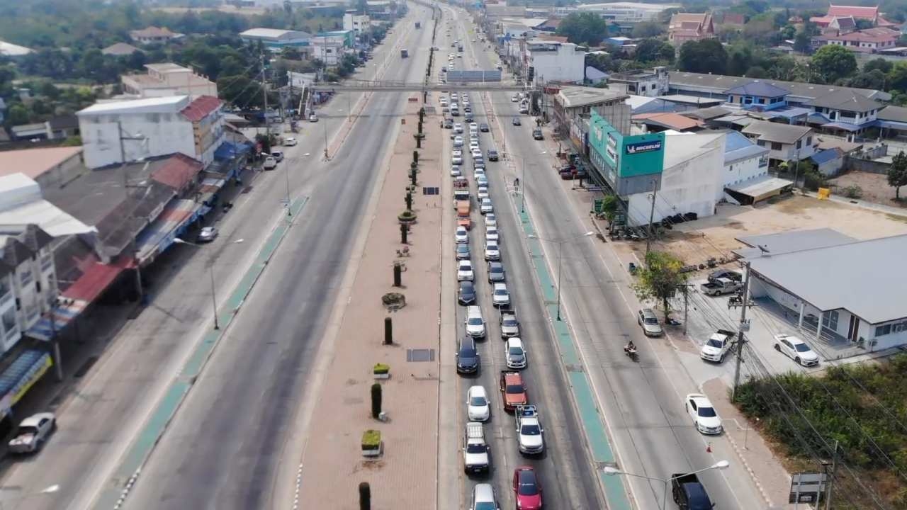 ชัยนาทถนนสาย 340 รถมากติดตามสัญญาณไฟ ส่วนสายเอเชียรถหนาแน่นแต่ยังวิ่งได้ดี