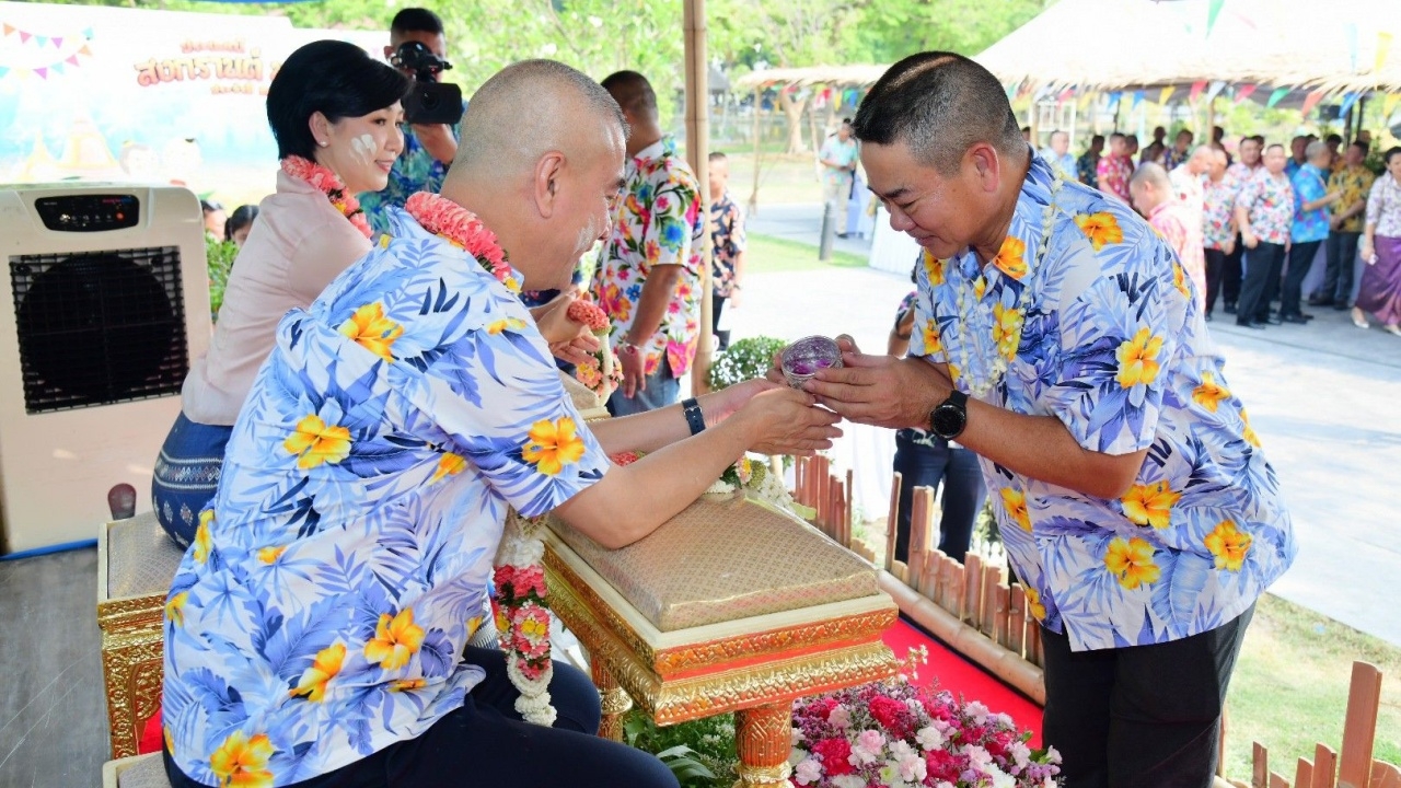 "บิ๊กตุ๊ด" เปิด ทอ. สืบสานประเพณีสงกรานต์ รดน้ำขอรับพรจาก อดีต ผบ.ทอ.