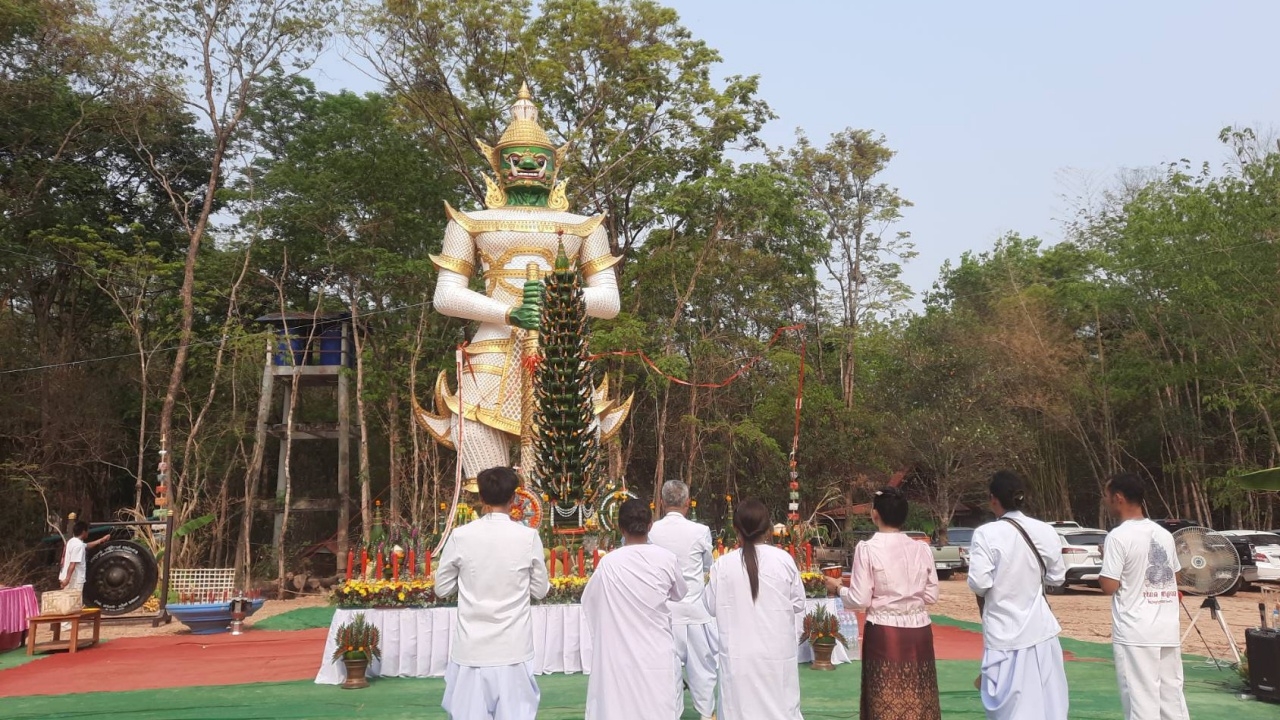 บวงสรวง "ท้าวเวสสุวรรณ" สูง 9 เมตร ใหญ่สุดในอุดรฯ ได้เลขเด็ด หางประทัด