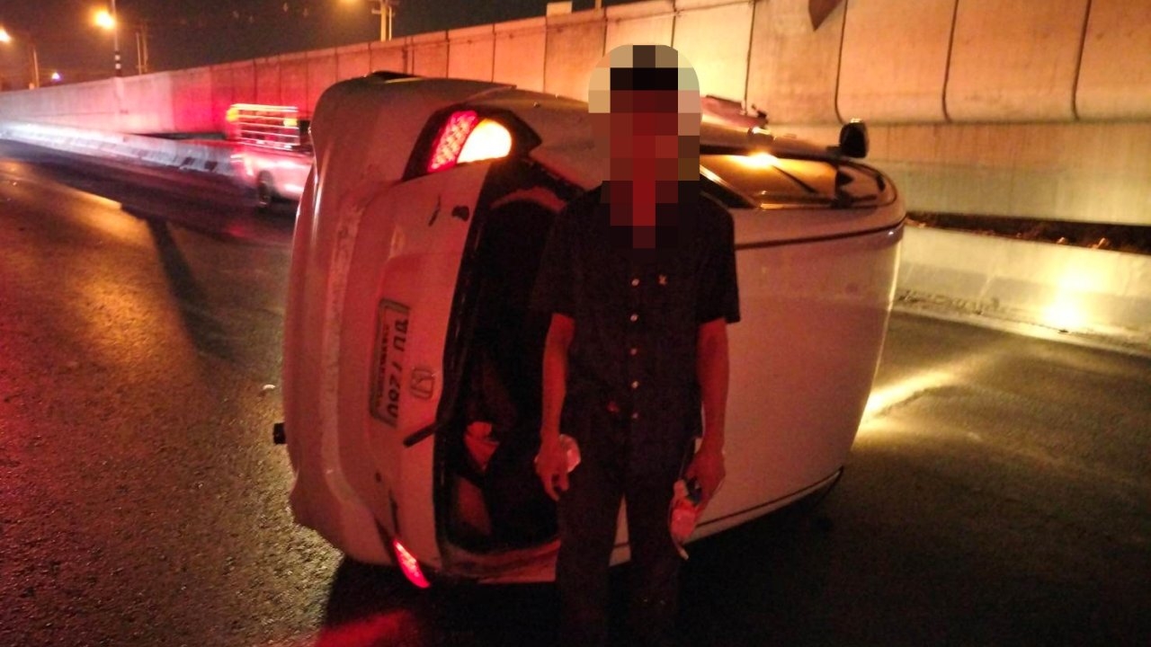 หนุ่มบ้านแพ้วซิ่งเก๋งคว่ำ ตร.พบพิรุธดูเลิ่กลั่ก ค้นรถเจอทั้ง ยาบ้า ไอซ์ อี