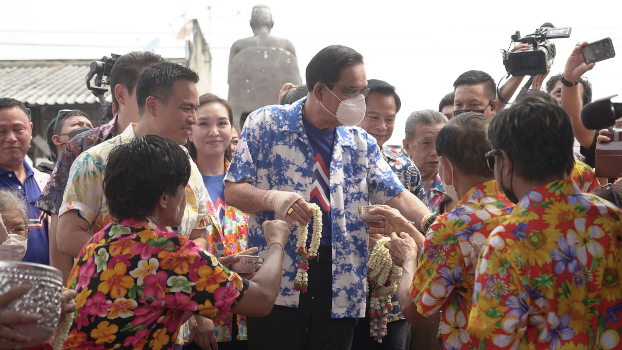 นายกฯ เผย รดน้ำขอพร "บิ๊กป้อม" อวยพรประสบความสำเร็จ ถาม แก้ 112 สมควรไหม