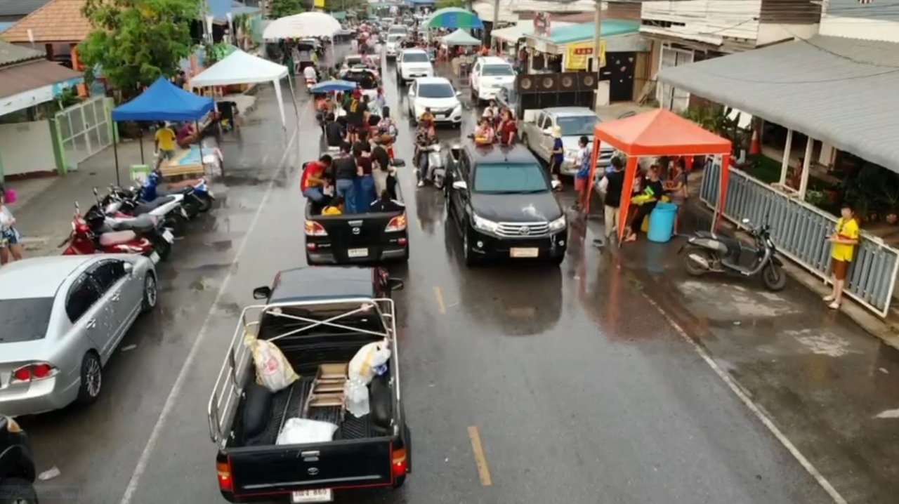 ถนนข้าวก่ำชุ่มฉ่ำ ท่ามกลางความร้อน 40 องศาฯ ชาวกาฬสินธุ์เล่นน้ำกันบ่ายถึงดึก