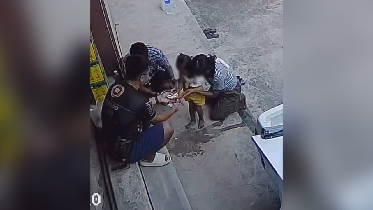 ชื่นชม แม่ลูกเก็บของเก่า กลับมารดน้ำสงกรานต์หนุ่มใจบุญ ช่วยจนชีวิตดีขึ้น