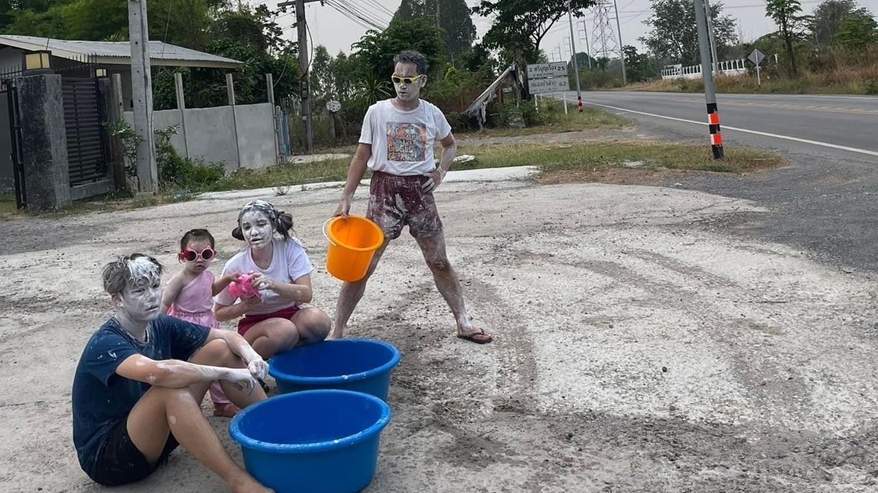 ครูเต้ย เป็นท้อ พาลูกเมียตั้งด่านสาดน้ำสงกรานต์ แต่บรรยากาศเงียบกริบ