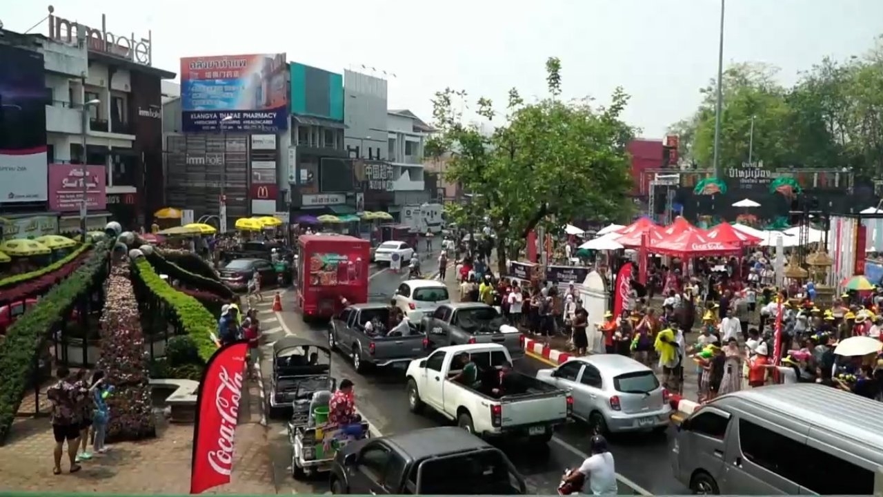 คนแห่เล่นสาดน้ำสงกรานต์ที่คูเมืองเชียงใหม่ หลังอั้นมานาน 3 ปี จราจรติดขัดแล้ว