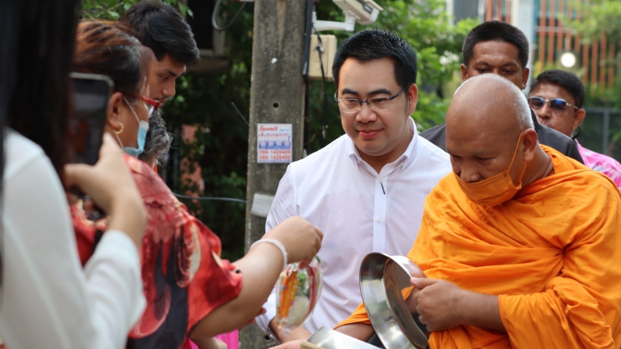 "พลภูมิ" สวมบท "เด็กวัด" หาเสียง เพื่อไทย เดินหน้านโยบายแก้ปากท้อง