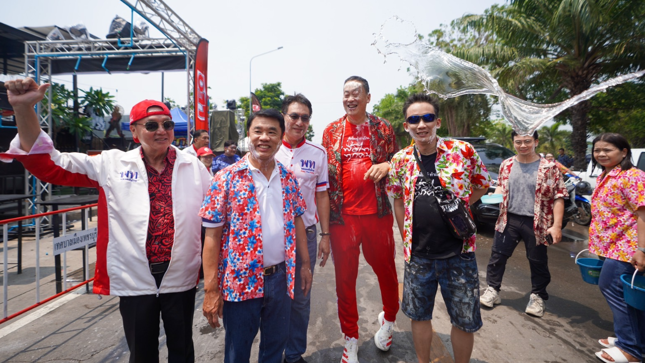 เลือกตั้ง 66 : “เศรษฐา-พานทองแท้" สวมเสื้อลายดอก เล่นสงกรานต์ เมืองเพชรฯ