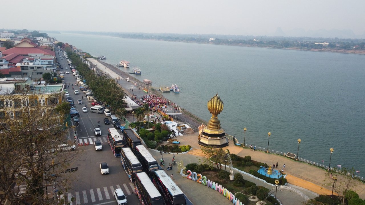 เริ่มแล้วสงกรานต์ถนนข้าวปุ้น ริมน้ำโขงนครพนม ชาวไทย-ลาว แห่เล่นน้ำไหว้พญานาค