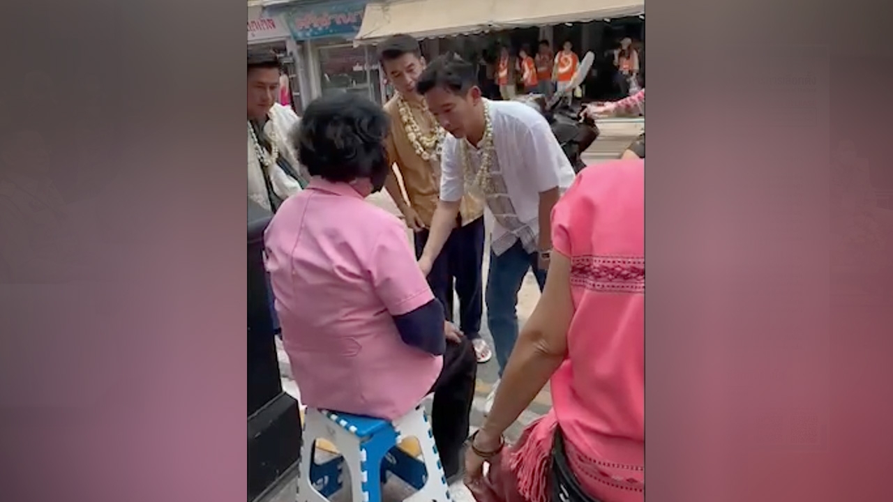 เลือกตั้ง 2566 : "พิธา" รุดช่วย ยายรถล้ม เล่นน้ำสงกรานต์ ระหว่างหาเสียง 