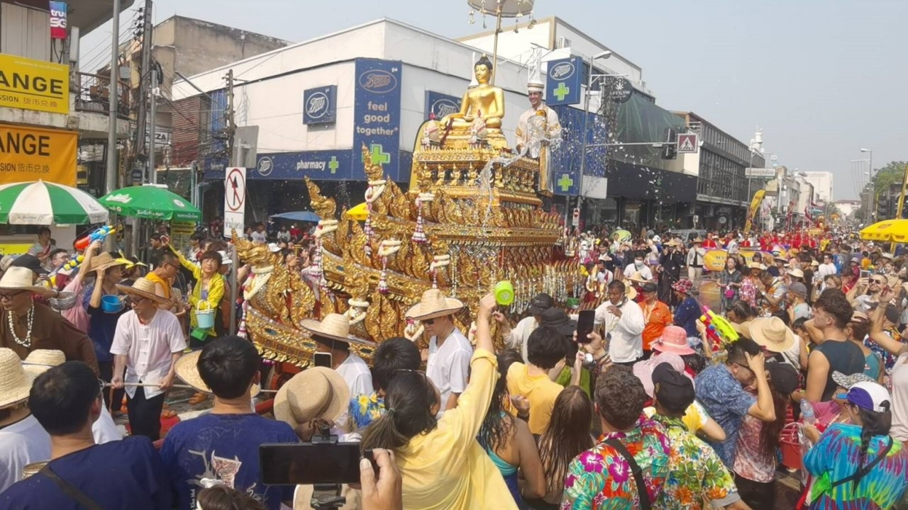 ชาวเชียงใหม่ร่วมสรงน้ำพระพุทธสิหิงค์ รับเทศกาลสงกรานต์เพื่อความเป็นสิริมงคล