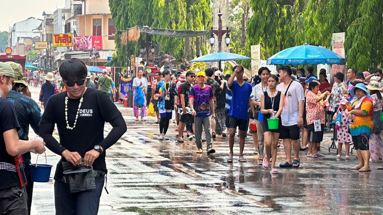 สงกรานต์ลำพูนกลับมาจัดคึกคัก ประชาชนแห่ออกมาเล่นน้ำ หลังว่างเว้นไป 3 ปี