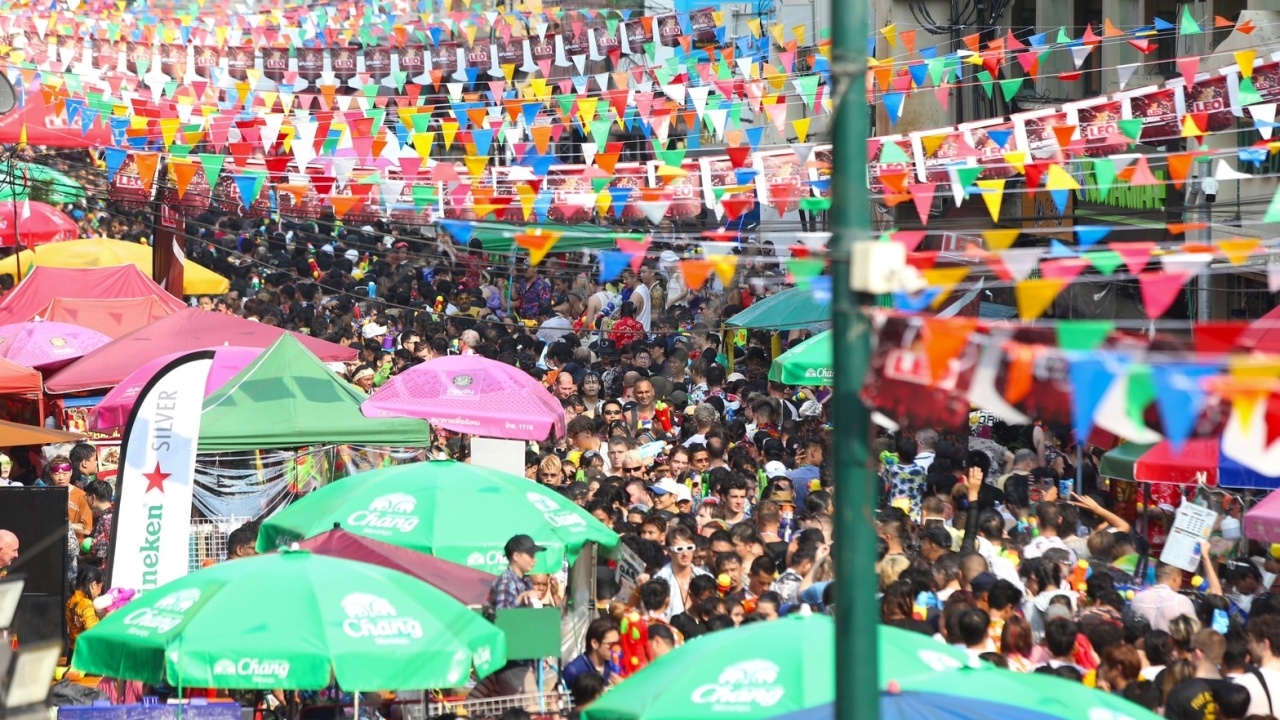 สงกรานต์วันแรกคึกคัก นักท่องเที่ยวแห่เช็กอิน "ถนนข้าวสาร" จนติดเทรนด์ทวิตเตอร์