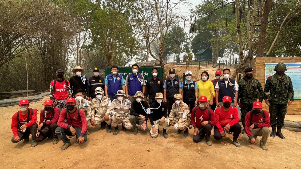 ผู้ว่าฯ เชียงราย ให้กำลังใจทีมดับไฟป่าดอยจระเข้ หลังระดมกำลังดับตลอดคืน