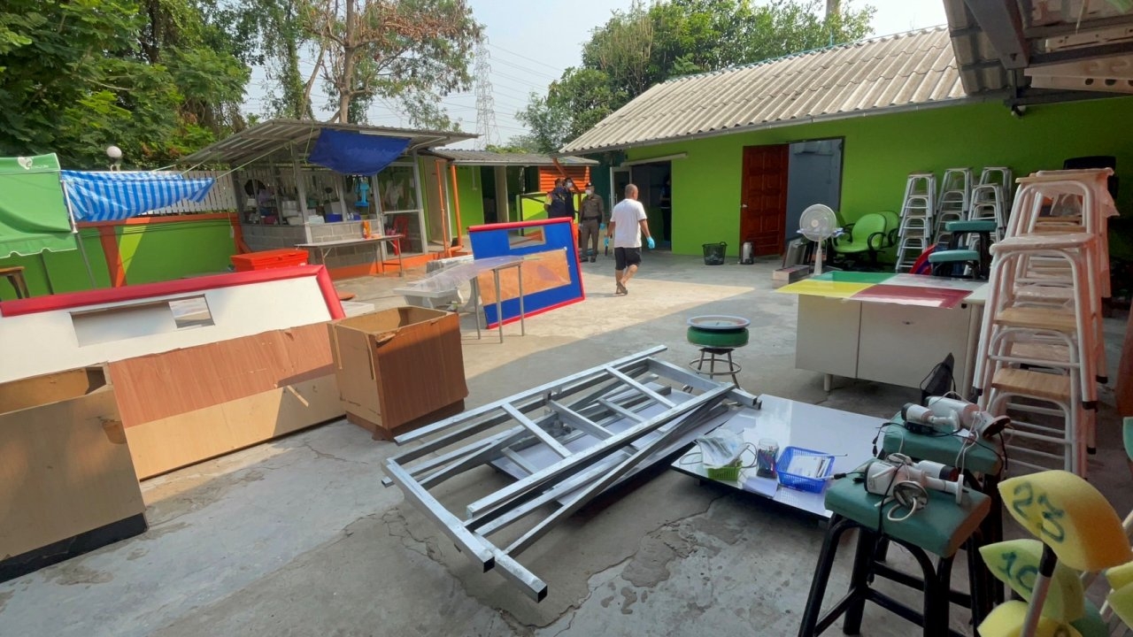 ตร.นำหมายศาลเข้ายึดอุปกรณ์ในบ่อนแฟลตปลาทอง พร้อมเก็บลายนิ้วมือแฝง