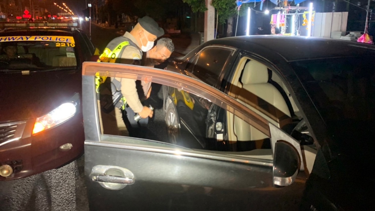 หนุ่มฉุนเพื่อนล้อเลียนเมีย คว้ามีดแทงดับคาวงเหล้า ก่อนถูก ตร.ทล.จับได้