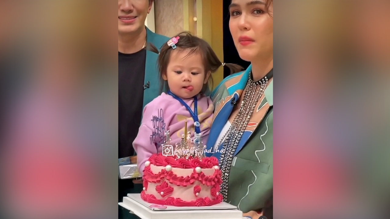 เอ็นดูหนูน้อย แอบิเกล ลูกสาว แม่ชม จ้องเค้กเลียปากนุบนิบ