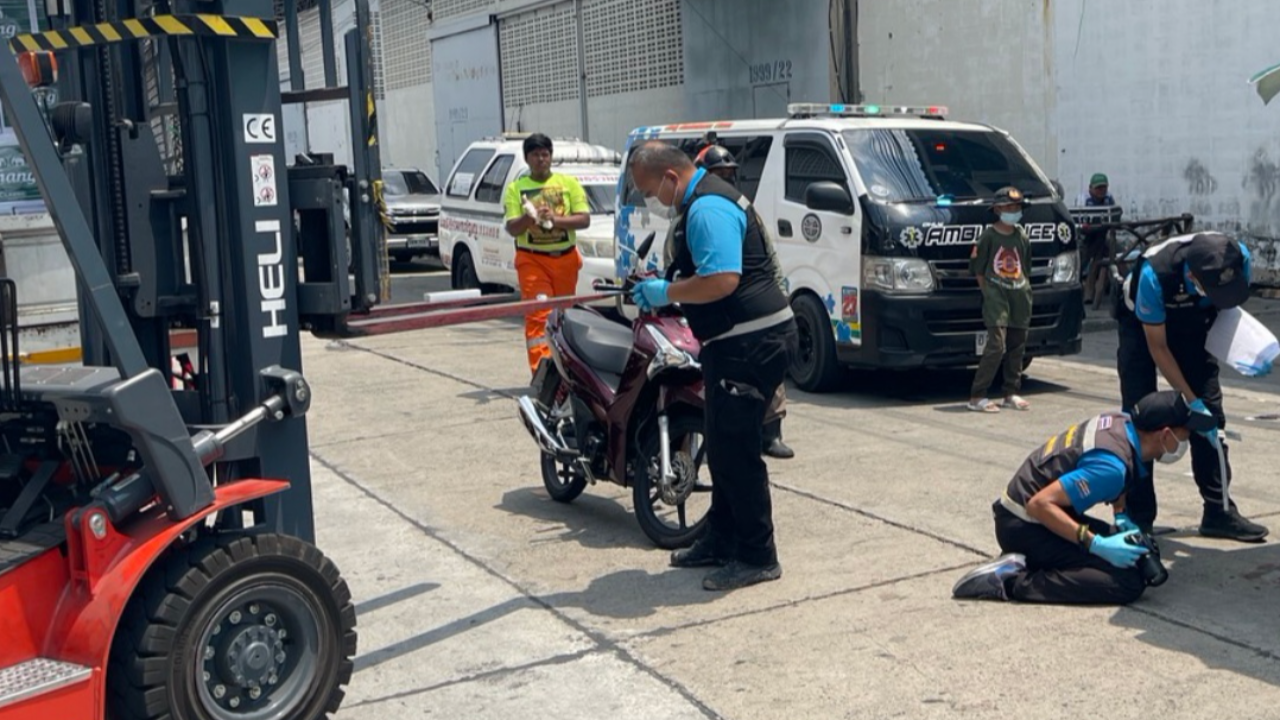 ผจก.ชาวอิตาลี ถูก "งา" รถโฟล์คลิฟต์แทงขณะนั่งจยย.รับจ้าง เสียชีวิต