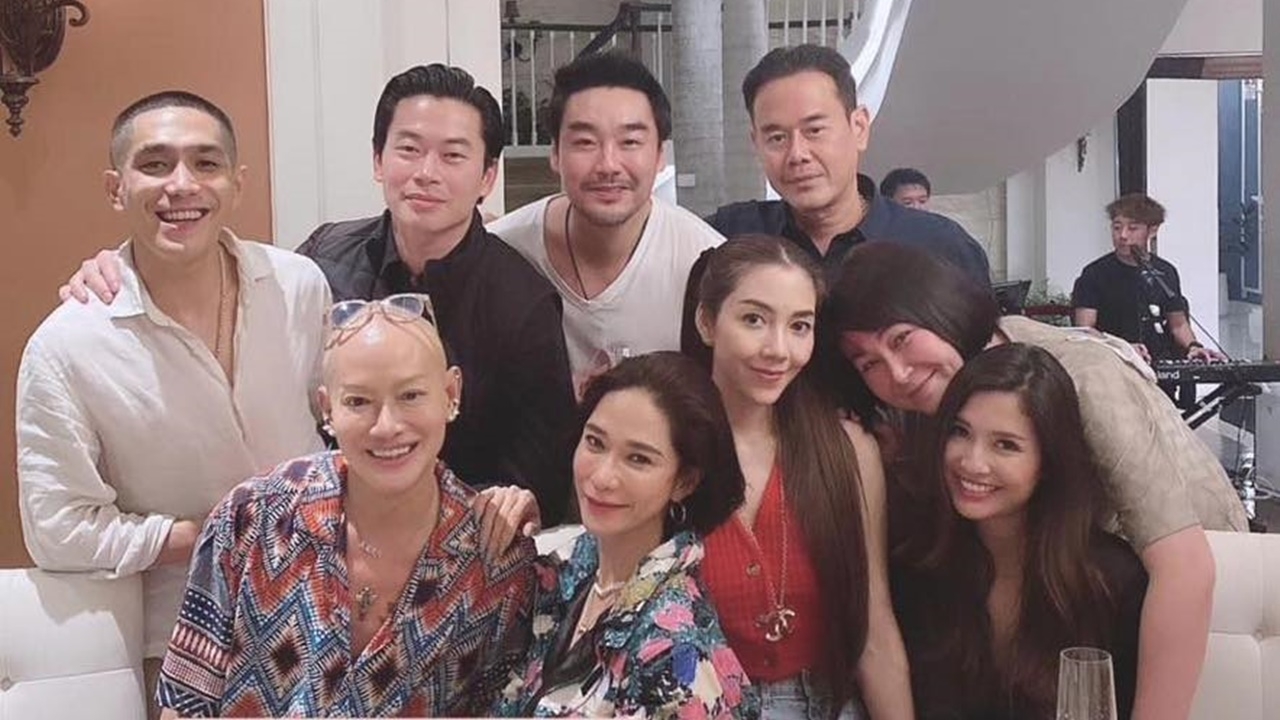 เพจดังโพสต์ภาพ โต้ง-พลอย-มารี-พก ร่วมเฟรม ชาวเน็ตถามไปเป็นคี่หรือคู่