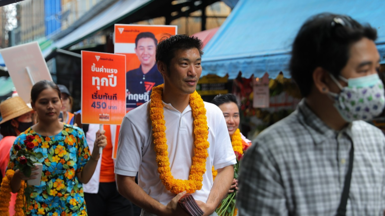 เลือกตั้ง 2566 : “ธนาธร” นำทีมหาเสียงดาวกระจายเมืองชล ทวงคืนเก้าอี้ผู้แทน