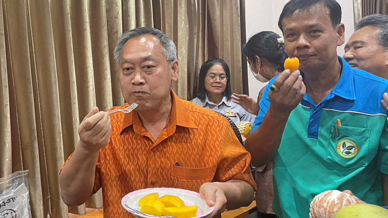 พ่อเมืองปราจีนบุรี กินผลไม้อวดสื่อ ปลอด "ซีเซียม-137" บุกไปทําเนียบ วอนแก้ปัญหา