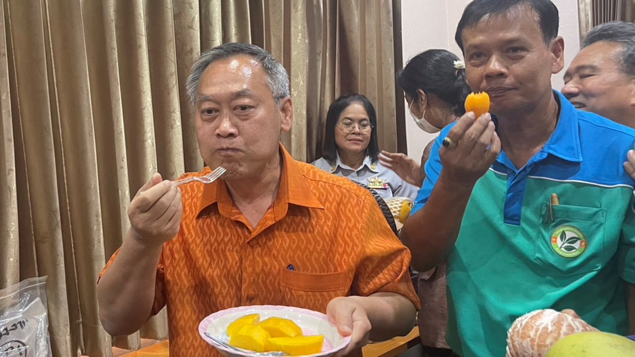 ผวจ.ปราจีนบุรี นำทีมชิมผลไม้ที่ อ.กบินทร์บุรี ยันปลอดภัยไร้ซีเซียม-137