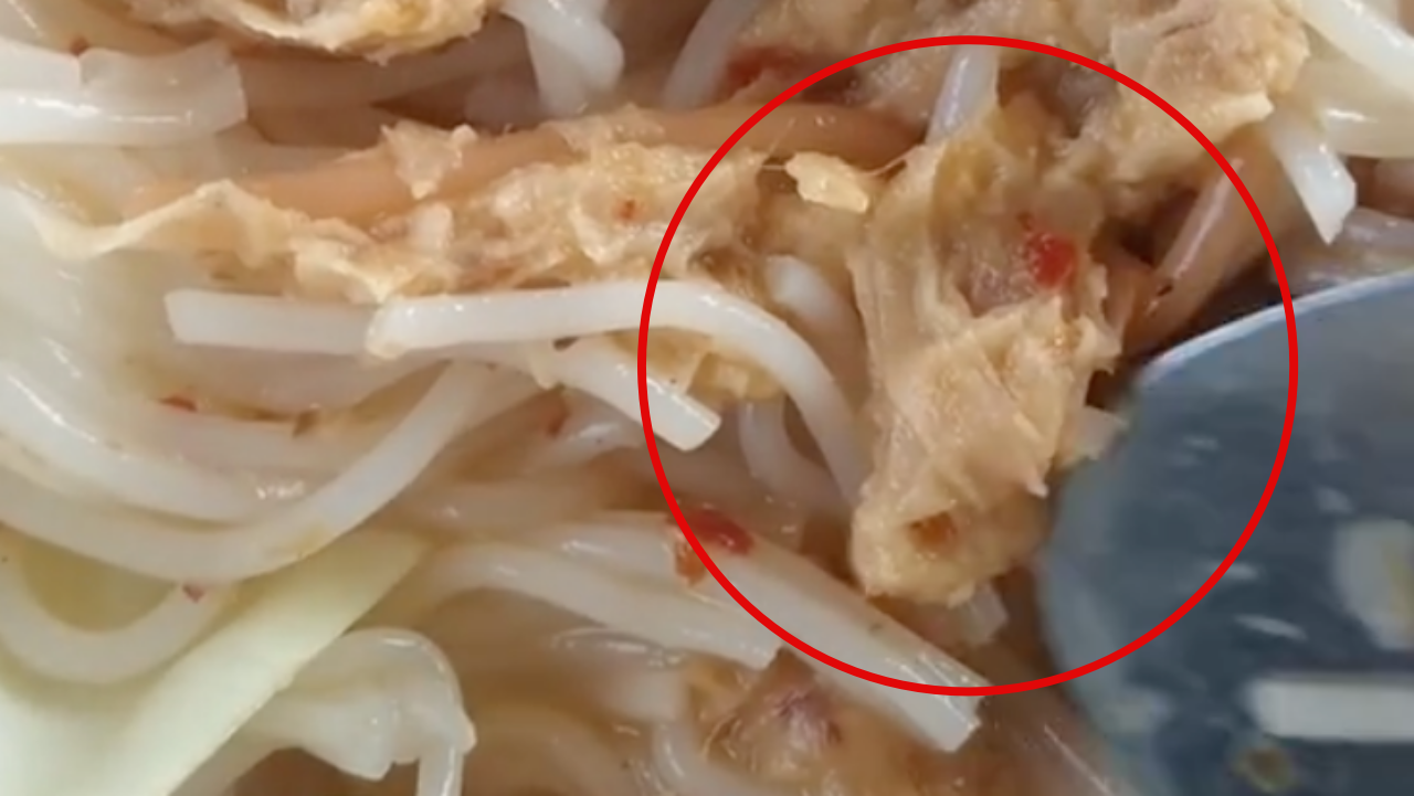 นึกว่ามีแค่ตำนาน สาวซื้อขนมจีนน้ำยาปลาทู แต่กลับเจอทิชชูเป็นแผ่น