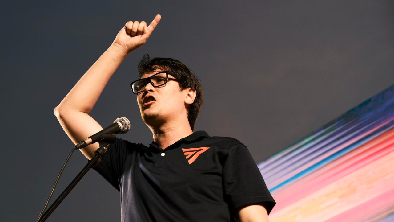 “โรม” ฉะ ส.ว.ทรงเอ ไล่บี้ฟ้อง “พ.ต.ท.มานะพงษ์” ปมออกหมายจับ