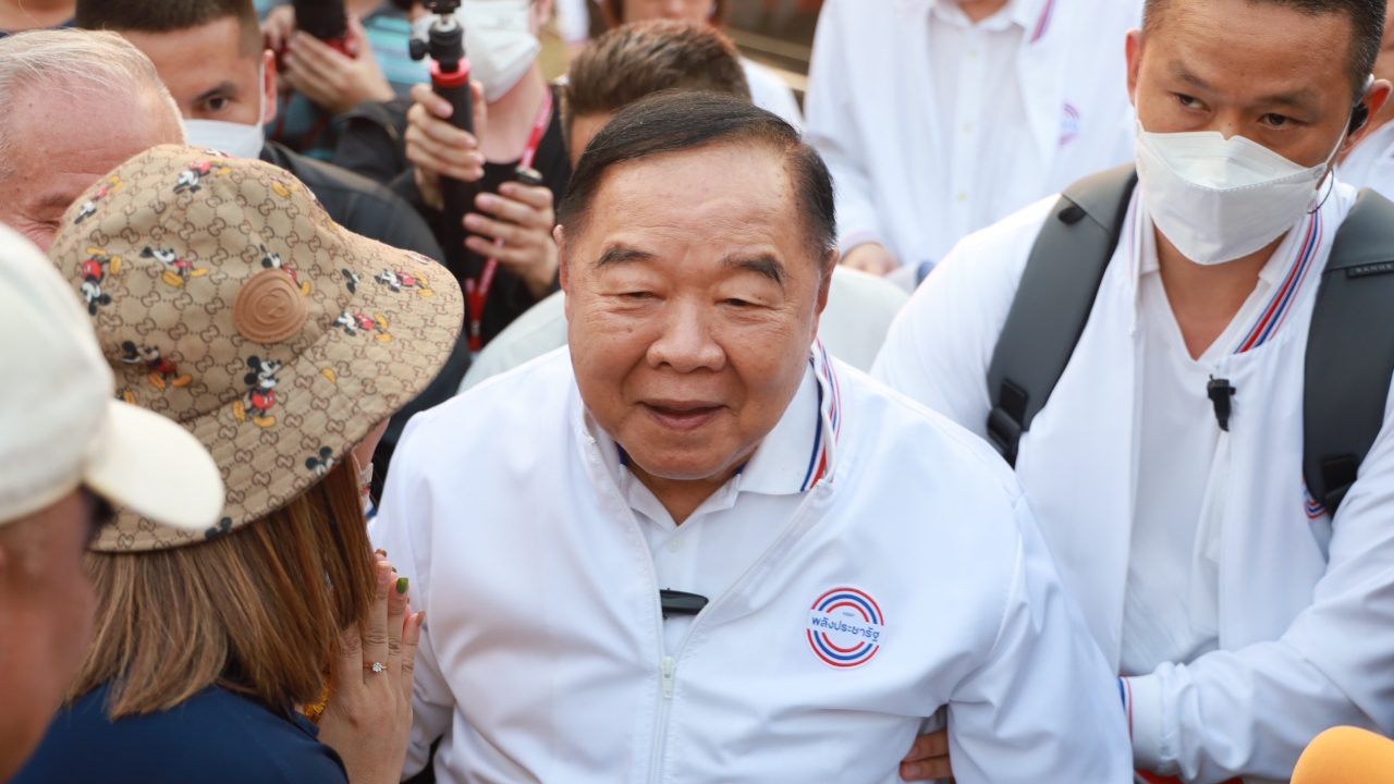 เลือกตั้ง 2566 : “บิ๊กป้อม” ไม่หวงสโลแกน “ก้าวข้ามความขัดแย้ง” ย้ำสัมพันธ์ “บิ๊กตู่” ดีอยู่