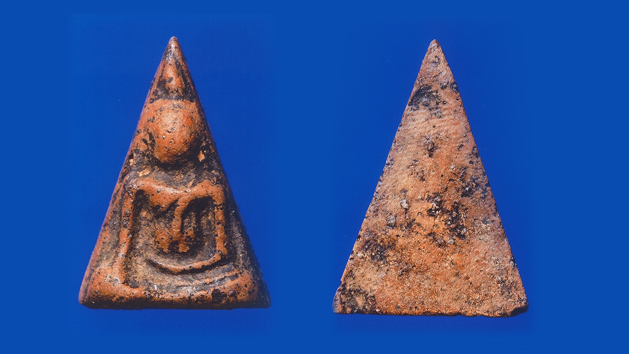 พระนางพญา เข่าโค้งองค์ลงรัก