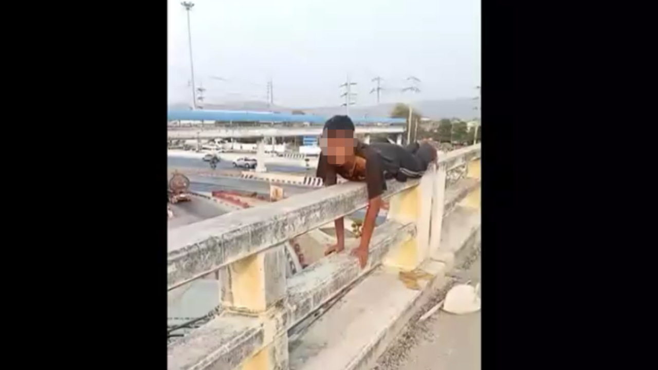 วุ่น หนุ่มหลอนกัญชาเจอตำรวจ โดดนอนบนราวสะพานเหาะหนี 