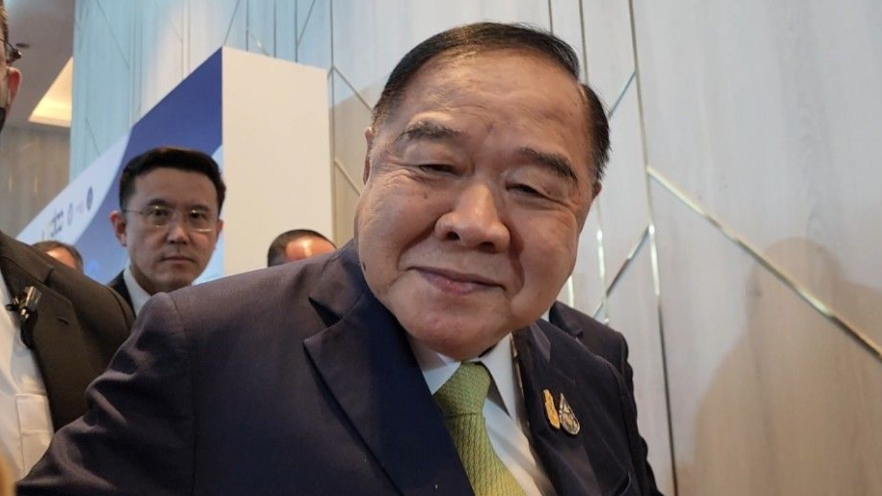 เลือกตั้ง 2566 : "ลุงป้อม" ยิ้มกว้างรับ "ลุงตู่" หากลงปาร์ตี้ลิสต์เบอร์ 1 รวมไทยสร้างชาติ