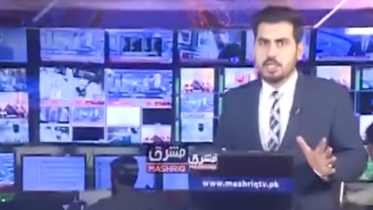 นาทีแผ่นดินไหวอัฟกานิสถาน ตาย 13 ศพ ผู้ประกาศข่าวสุดนิ่งไม่ทิ้งหน้าที่ (คลิป)