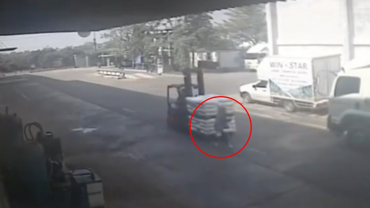 สาวอ้างโดนให้ออกจากงาน เหตุแชร์คลิปถูกรถโฟล์คลิฟต์ชนในโรงงาน