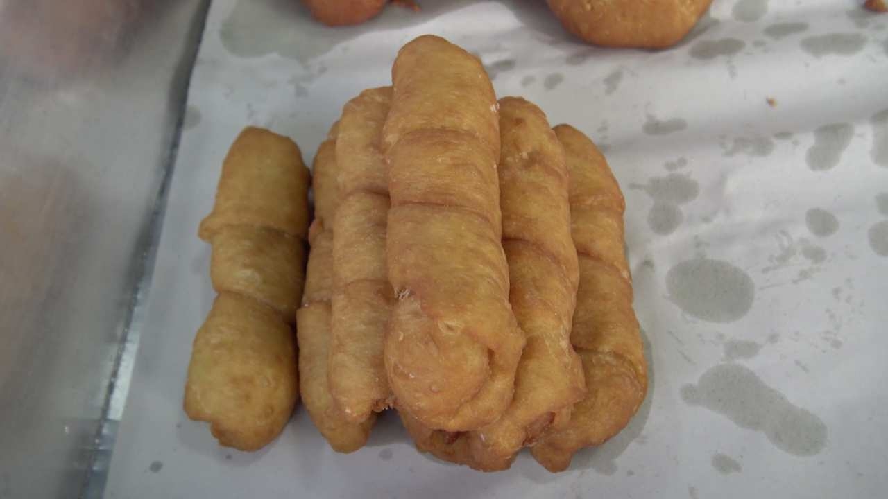 ไม่มีจำเจ ปาท่องโก๋ไส้กรอกไก่ สงขลา อัปเกรดมื้อเช้าเพิ่มโปรตีนเข้าไปในแป้ง