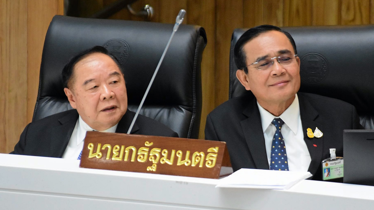 กอดคอสู้เกมเช็กบิล