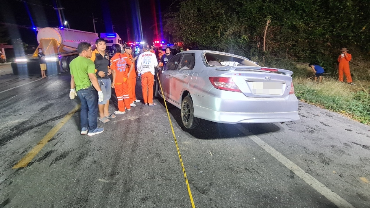 สลด หนุ่มใหญ่ขับเก๋ง แหกโค้งชนรถปูน 22 ล้อ ดับสนิทเป็นศพคาซาก