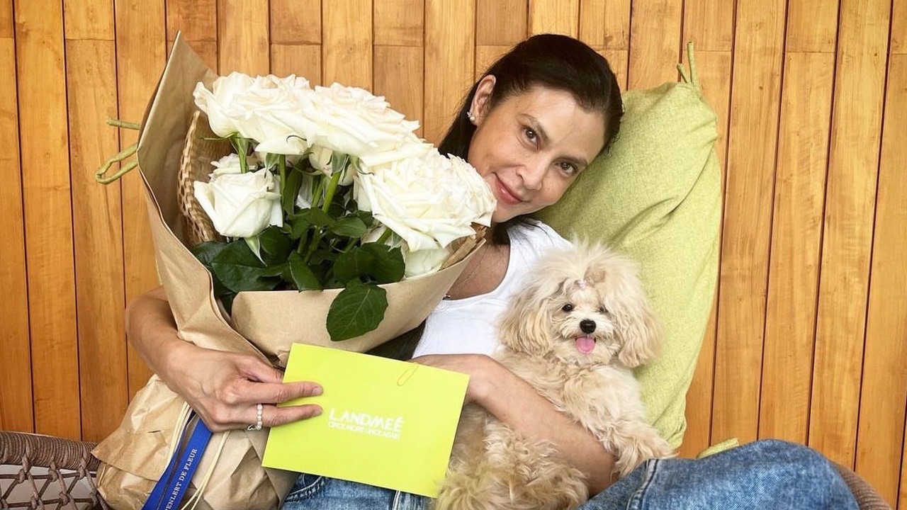 เพื่อนส่งดอกไม้ให้ ปิ่น เก็จมณี ซูมอ่านข้อความในการ์ด รู้ซึ้งถึงความเป็นห่วง