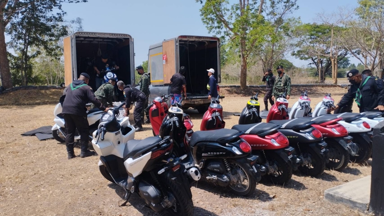 กกล.บูรพา สกัดจับแก๊งโจรกรรม จยย. คาแนวชายแดน ขณะนำส่งขายเขมร 14 คัน