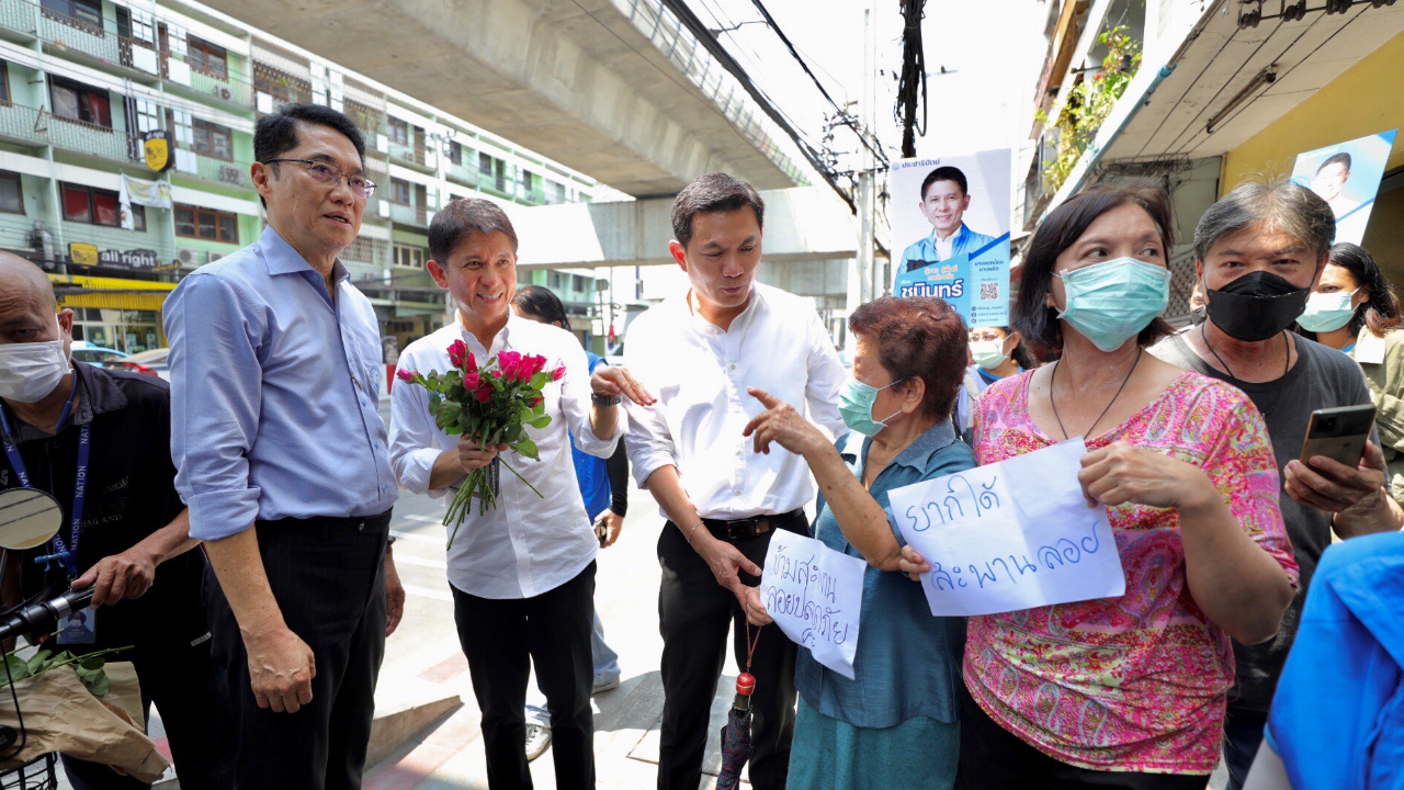 ทีมงาน ปชป.ทวงคืนสะพานลอยให้ชาวบางกอกน้อย จี้ ผู้ว่าฯ กทม.ดูแล