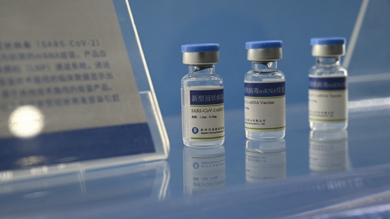 จีนมาแล้ว อนุมัติใช้วัคซีนโควิด mRNA ผลิตเองในประเทศตัวแรก