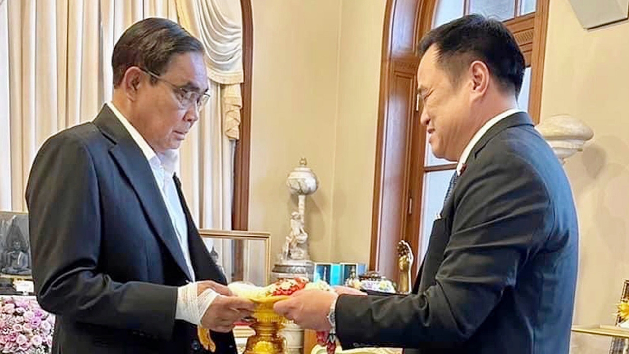 เช้าพบ "บิ๊กตู่" เที่ยงซบ "บิ๊กป้อม" อนุทิน ขาขวิด เหยียบเรือ 2 แคม