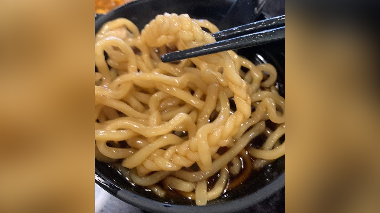 หนุ่มสุดงง เจอเส้นอูด้งถักเปียในร้านชาบู บอกไม่ได้คิดอะไร แต่แปลกใหม่ดี