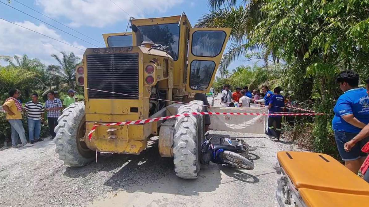 อุทาหรณ์ จอดจยย.ใกล้รถเกรดถนน มุมอับคนขับไม่เห็น ทับตาวัย 70 ดับ